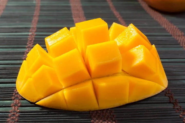 sliced mango on dark table